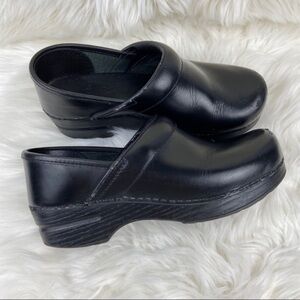 DANSKO CLOGS SLIP ON CLOSE TOE SHOES SIZE 7